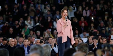 AME5287\u002E VICENTE LÓPEZ (ARGENTINA), 08/08/2019\u002E- La gobernadora de la provincia de Buenos Aires, María Eugenia Vidal, habla durante el cierre de campaña para las elecciones primarias que se realizaran el domingo próximo, este jueves en Vicente López, provincia de Buenos Aires (Argentina)\u002E EFE/Juan Ignacio Roncoroni