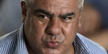 crisis en el futbol aprueban la reforma del Estatuto la incorporacion de la Superliga de Primera Division y la rescision del contrato de Fu00fatbol para Todos rnrnThe president of Argentinian football team Barracas Central, Claudio Tapia, gestures during a me