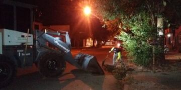 Con maquinaria pesada el municipio trabaja en tareas de limpieza\u002E (Prensa Municipio de Resistencia)