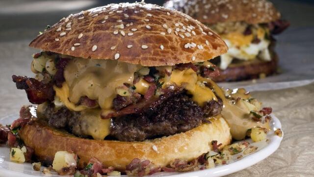 Spike Mendelsohn's truly ingredient packed 24/7 burger, which includes egg, corned beef hash and bacon, is seen in this April 25, 2010 photo. (AP Photo/Larry Crowe) eeuu hamburguesa comida chatarra hamburgueda spike mendelsohn