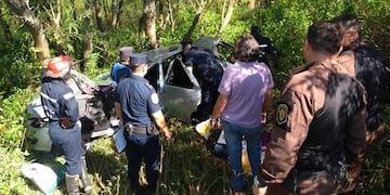 Chevrolet Classic volcado\nCrédito: Bomberos Voluntarios Ceibas