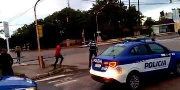 Batalla campal en Cruz del Eje entre barras y policías\u002E