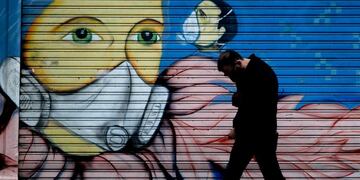 -FOTODELDÍA- AME1658\u002E BUENOS AIRES (ARGENTINA), 31/08/2020\u002E- Un hombre camina frente a un mural este lunes, en Buenos Aires\u002E Argentina inicia una nueva extensión de la cuarentena que llevará al país austral a completar seis meses de confinamiento, en medio del constante aumento de casos de coronavirus y una expansión del virus SARS-CoV-2 por todo el territorio nacional que pone en jaque al sistema sanitario\u002E EFE/Juan Ignacio Roncoroni