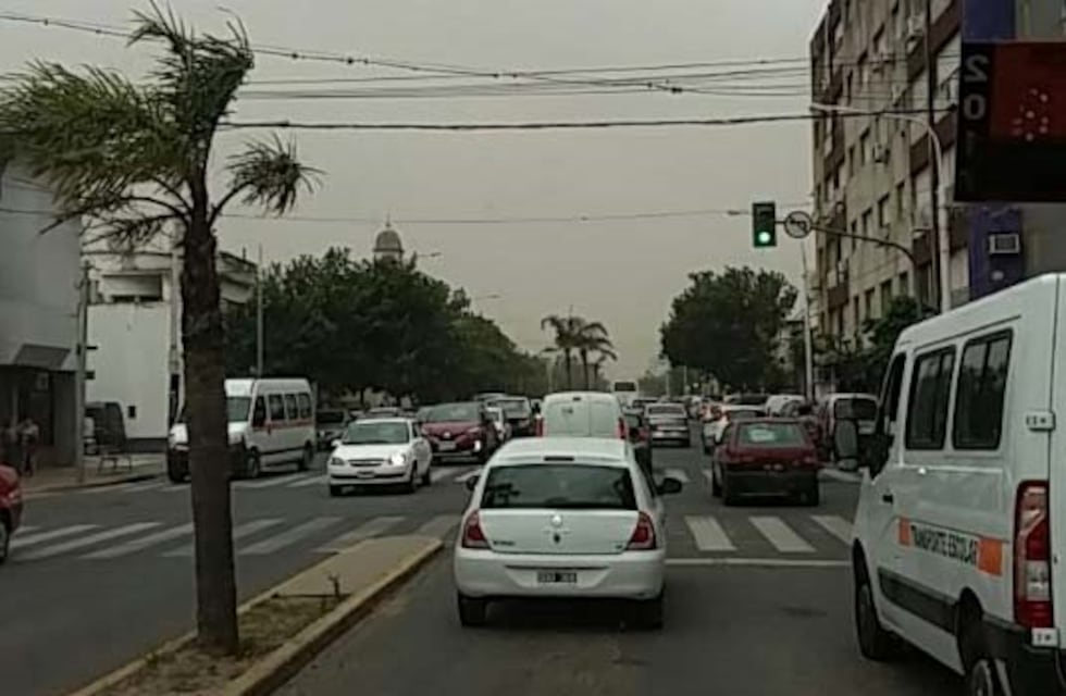El viento provocó múltiples destrozos en la ciudad y pueblos vecinos