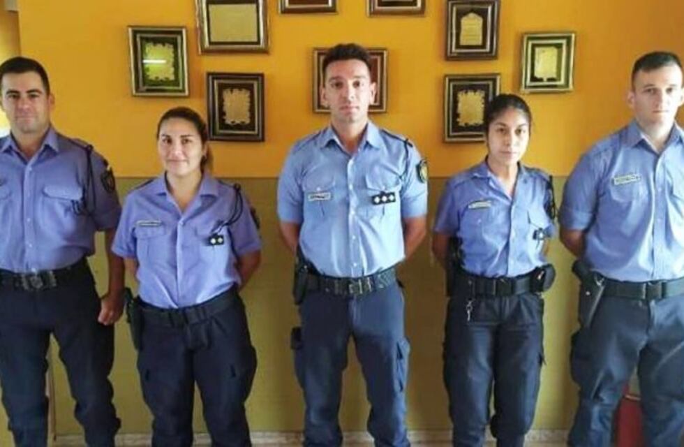 Destacan a cinco policías que evitaron que una joven se quitara la vida en Santa Rosa