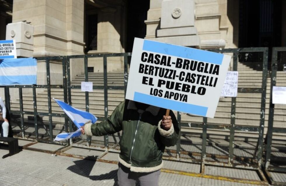 Festejos en Tribunales por el fallo de la Corte que frena los traslados de Bruglia, Bertuzzi y Castelli