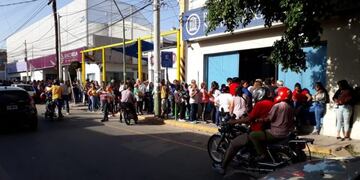 Largas filas para cobrar el bono entre empleados públicos, jubilados y AUH