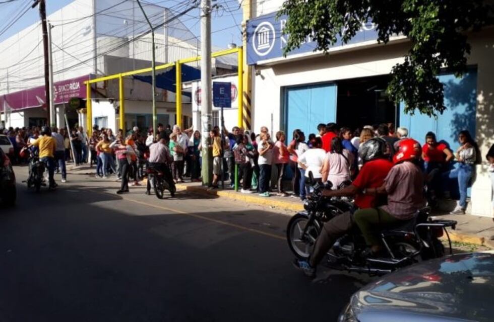 Bonos: largas filas en La Rioja de jubilados, estatales y beneficiarias de la AUH