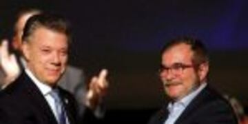 Colombia's President Juan Manuel Santos and Marxist FARC rebel leader Rodrigo Londono, known as Timochenko, shake hands after signing a peace accord in Bogota, Colombia November 24, 2016. REUTERS/Jaime Saldarriagarnrnrn colombia bogota Juan Manuel Santos Timoleon Jimenez Timochenko colombia acuerdo de paz con las FARC en el teatro colon de bogota presidente y lider de las farc firman acuerdo de paz firma de acuerdo de paz