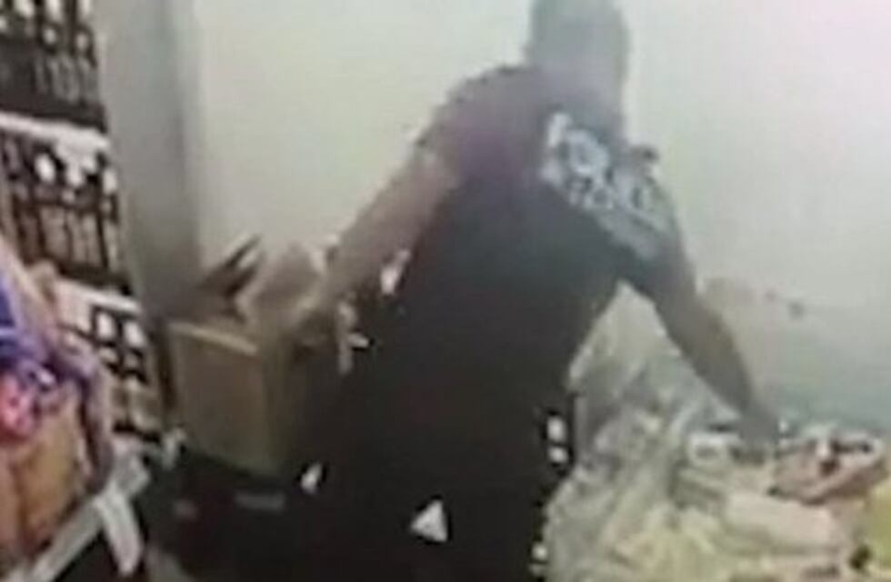 Un policía fue filmado mientras robaba en un supermercado chino y lo separaron del cargo