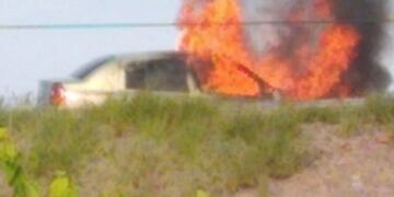 Un desperfecto mecánico produjo que un auto se incendiara por completo\u002E