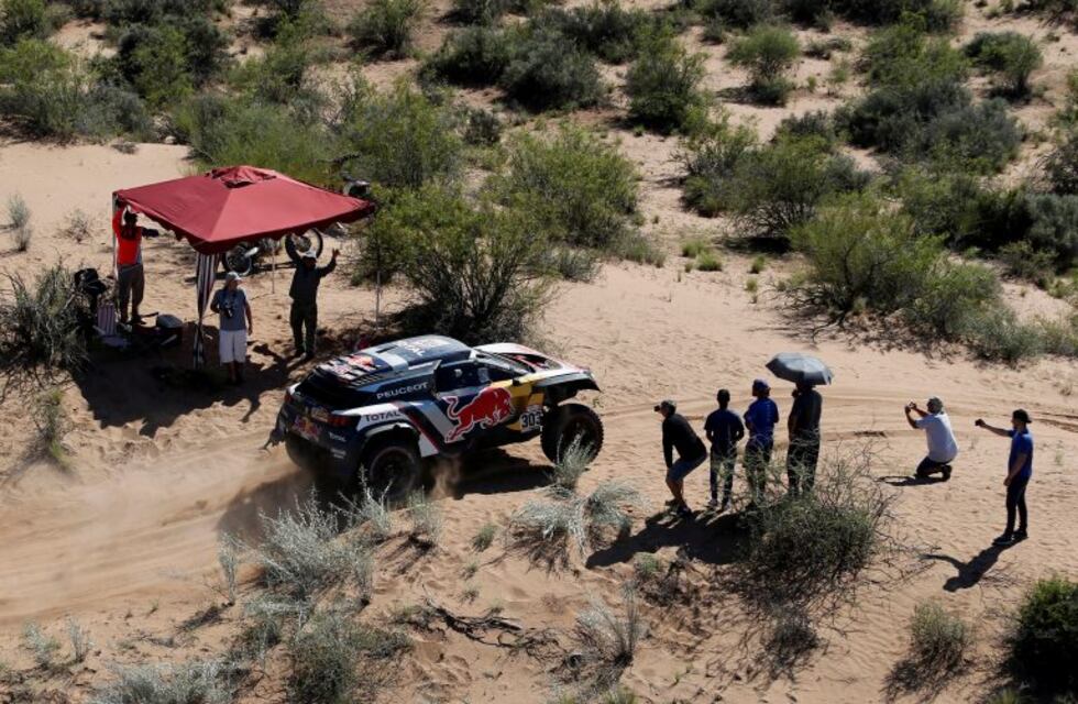 Dakar, una locura: iban en auto, a alta velocidad y a contramano de la carrera