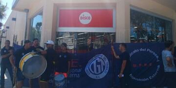 Repositores marplatenses se manifestaron en reclamo de un bono compensatorio (Foto: El Marplatense)