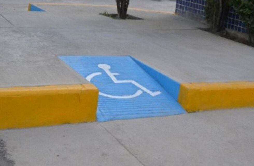 Solicitan rampas para personas con discapacidad al frente de los estacionamientos