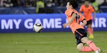 Barcelona's Lionel Messi scores the second goal during their final Club World Cup soccer match against Estudiantes in Abu Dhabi, United Arab Emirates, Saturday, Dec\u002E 19, 2009\u002E (AP Photo/Bernat Armangue) ABU DHABI EMIRATOS aRABES UNIDOS lionel messi campeonato torneo copa mundial de clubes 2009 futbol futbolistas partido final barcelona estudiantes de la plata