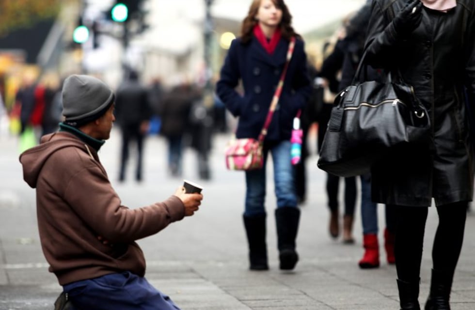 Una ciudad de Suecia exige el pago de una licencia para mendigar en la calle