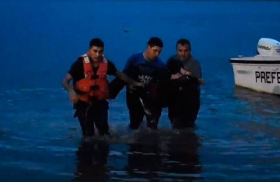 Se arrojó al río y vecinos de Santa Elena lograron rescatarla