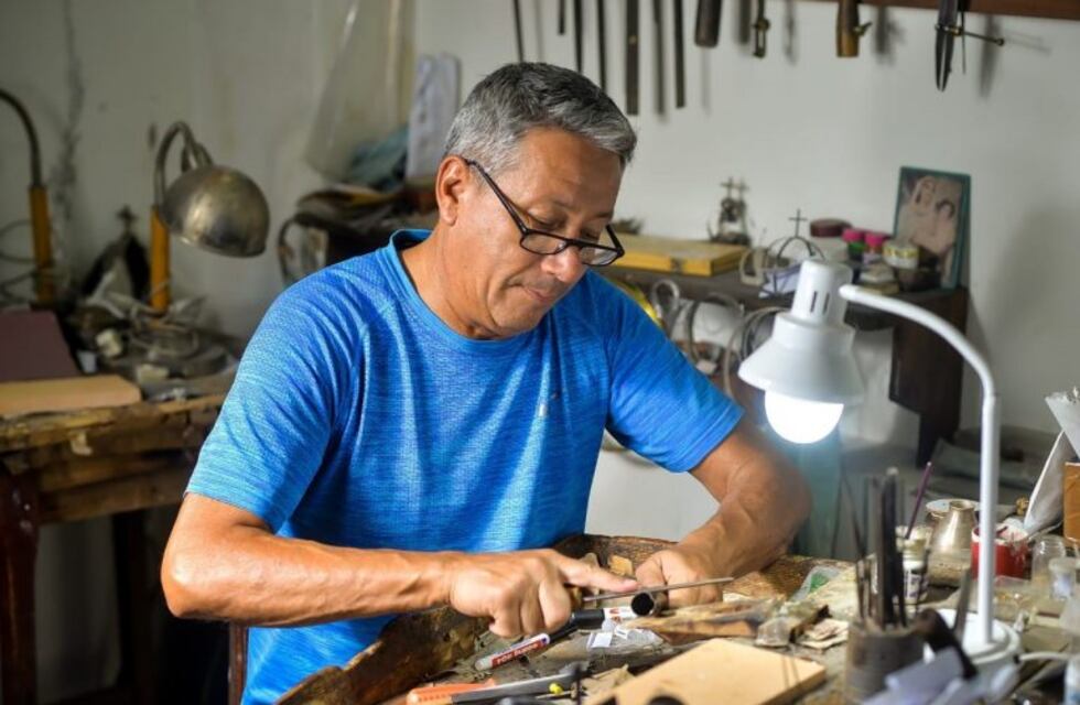 Ricardo Quintela tendrá un bastón de mando con la frase grabada Con el oído en el Pueblo