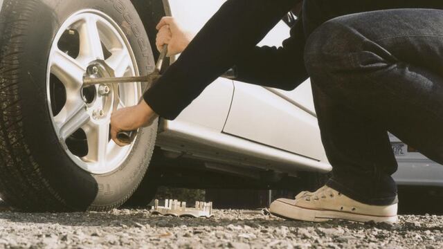 Se les pinchó la rueda del auto, no tenían gato e implementaron una particular solución. (Imagen Ilustrativa)