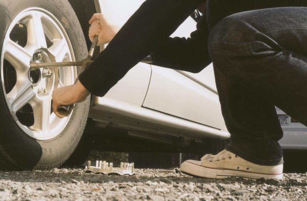 Córdoba: se les pinchó la rueda del auto, no tenían gato e implementaron una particular solución