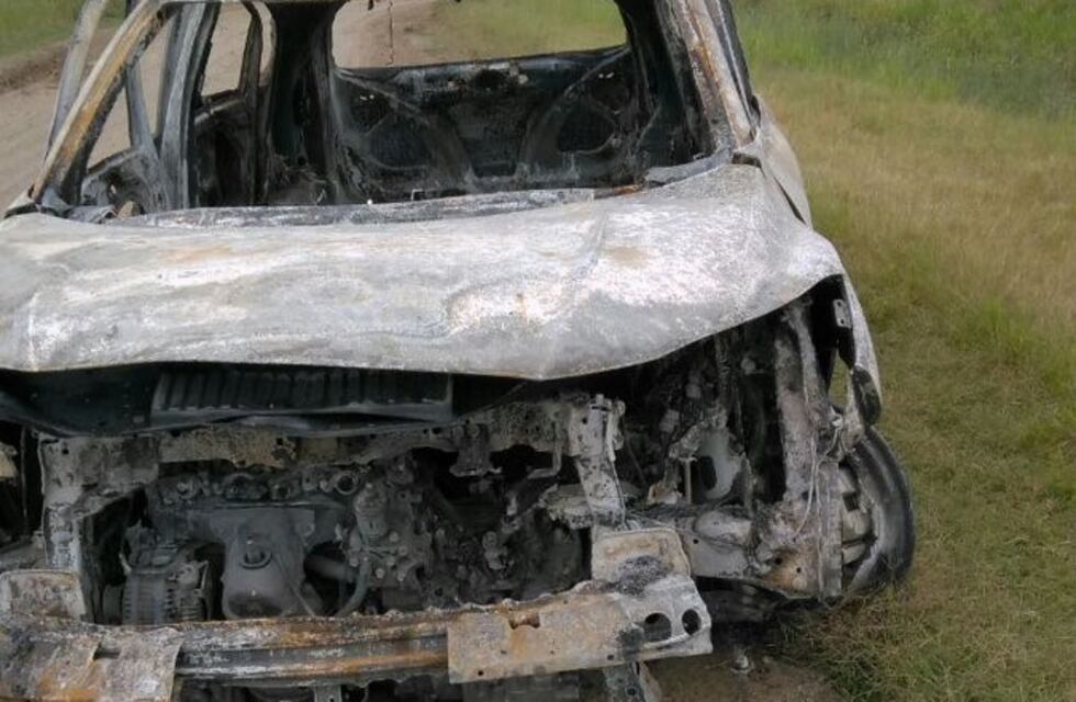 Encontraron un auto incendiado con un impacto de bala y no descartan que pudiera estar involucrado en el tiroteo de la autopista