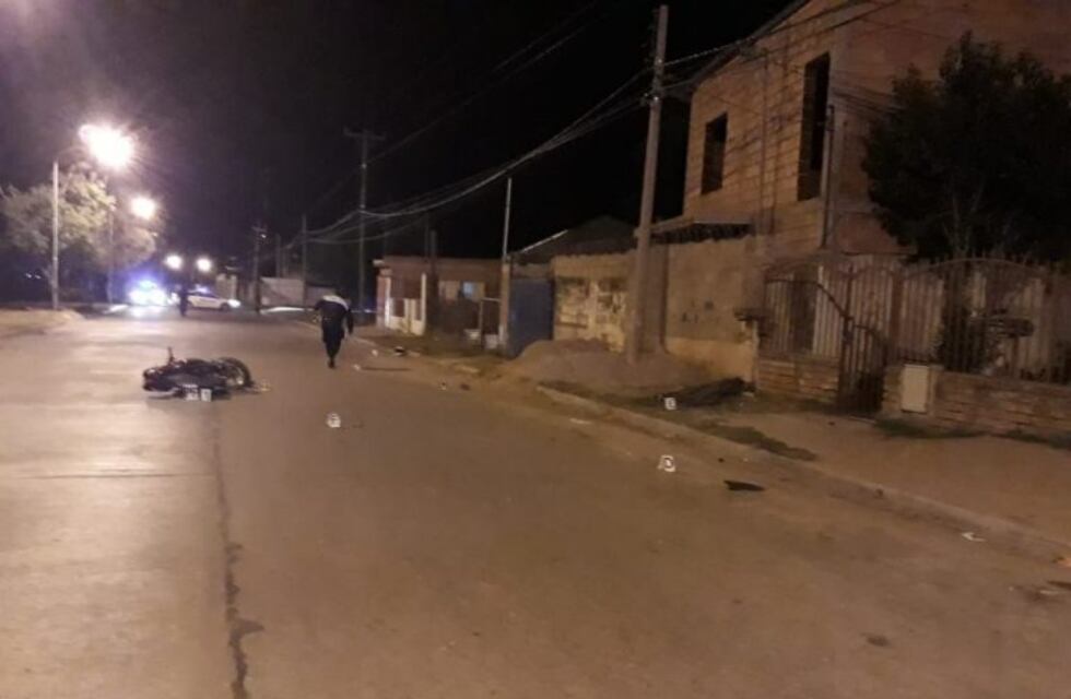 Chocaron en una moto robada: ella murió y él huyó