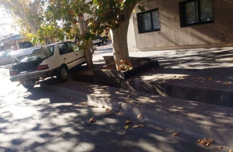 Un motociclista se estrelló contra un poste y dos automóviles chocaron en Alem y Olascoaga