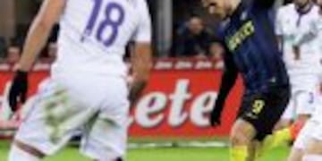 Inter Milan's Mauro Icardi, second from left, scores a goal during the Serie A soccer match between Inter Milan and Fiorentina at the San Siro stadium in Milan, Italy, Monday, Nov. 28, 2016. (AP Photo/Antonio Calanni)