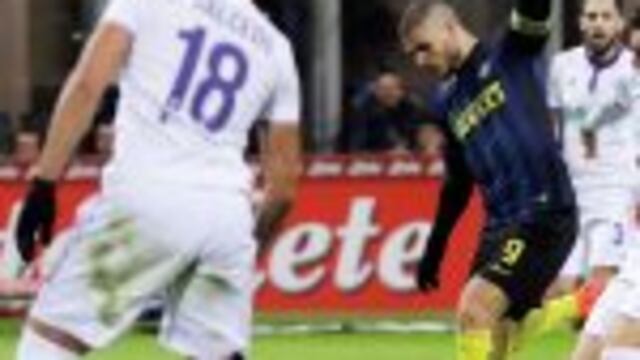 Inter Milan's Mauro Icardi, second from left, scores a goal during the Serie A soccer match between Inter Milan and Fiorentina at the San Siro stadium in Milan, Italy, Monday, Nov. 28, 2016. (AP Photo/Antonio Calanni)