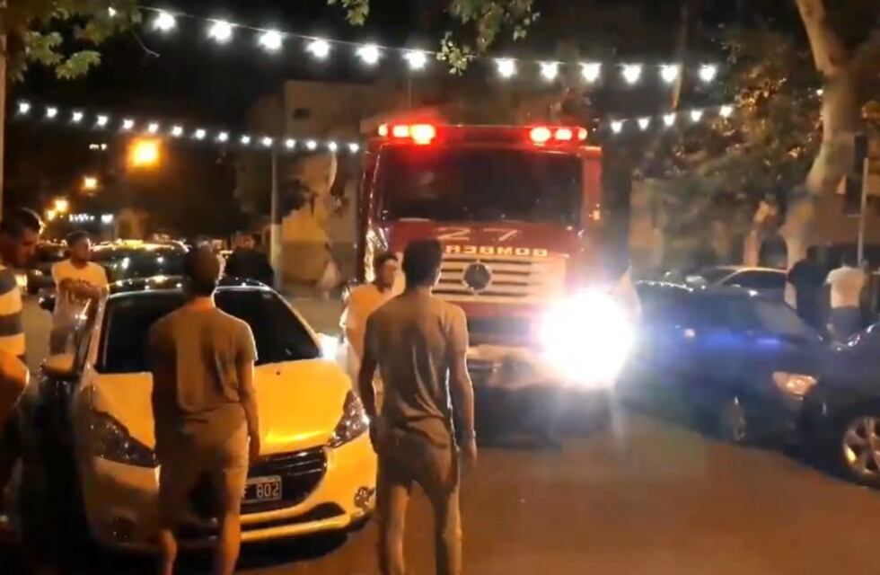 Polémica por un autobomba que no podía pasar por el colapso de tránsito en la noche de Pichincha