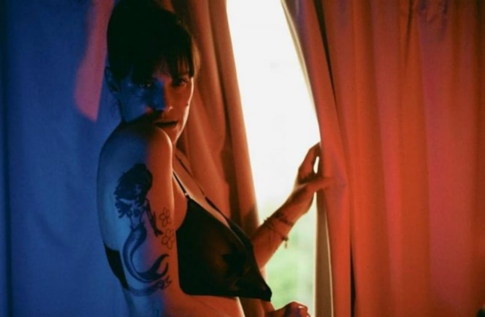 Connie Ansaldi se liberó del corpiño y posó en topless en Alemania: "Yo soy porque soy libre"