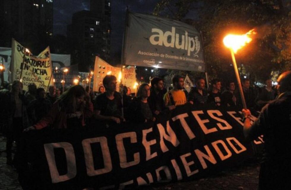 Docentes y alumnos marcharon en defensa de la universidad pública