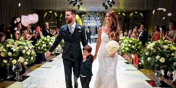 HANDOUT - Lionel Messi, Antonela Roccuzzo junto a su hijo Thiago el 30/06/2017 después de contraer matrimonio en Rosario, Argentina\u002E (Vinculado al texto de dpa \