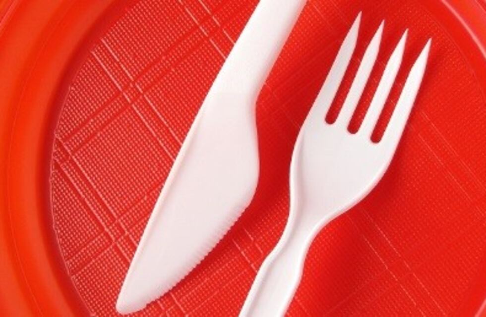Quieren prohibir la venta de cubiertos plásticos