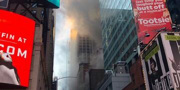 Fuego en el Times Square (Foto: Twitter/zelfstudie)\u002E