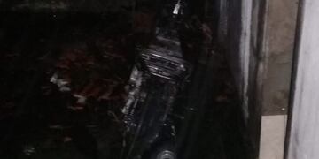 Un fuerte incendio arrasó con departamento