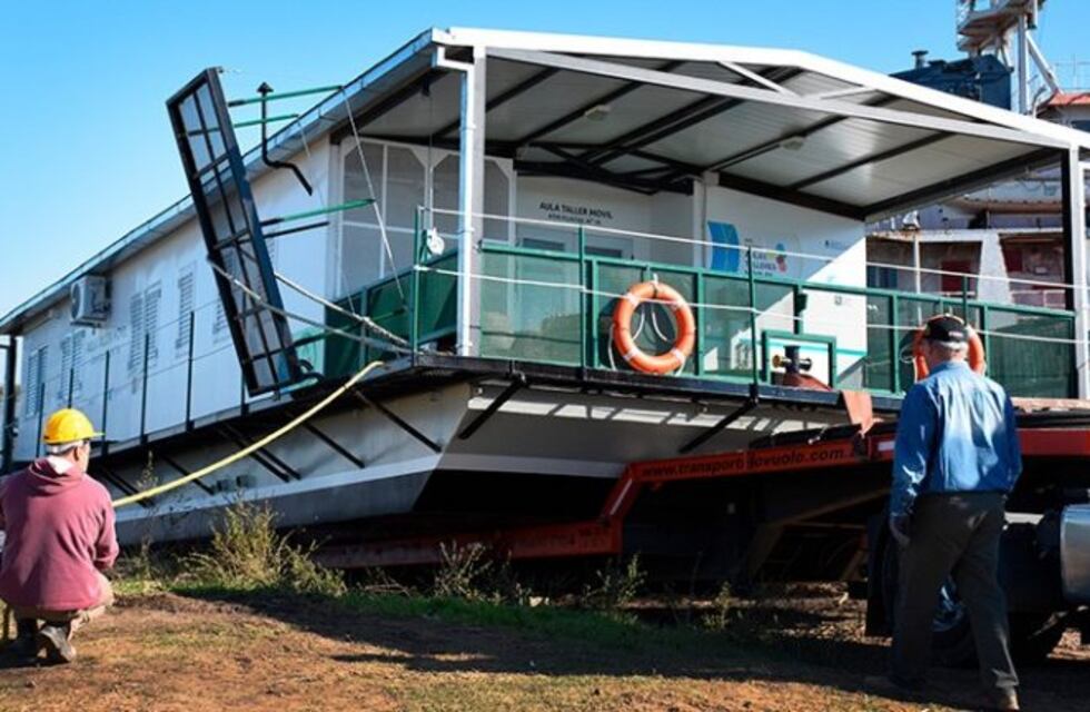 Un profesor construyó dos escuelas flotantes junto a sus alumnos