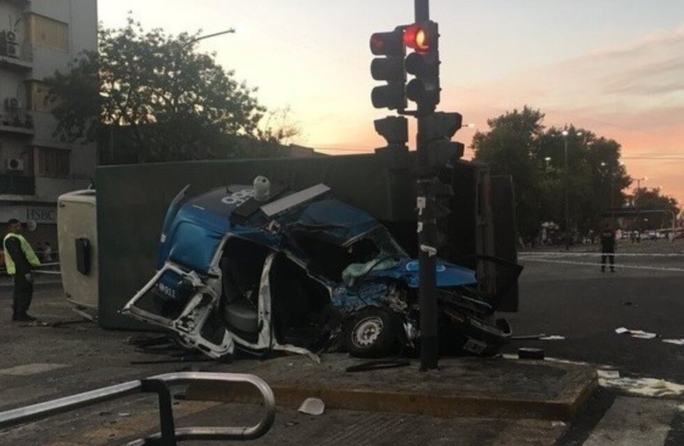 Dos policías muertos al chocar con un camión en plena persecución