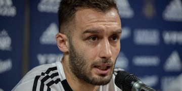 MUN1124\u002E SALVADOR (BRASIL), 12/06/2019\u002E- El jugador de la selección de fútbol de Argentina Germán Pezzella participa en una rueda de prensa este miércoles en Salvador (Brasil)\u002E La selección de la Argentina se estrena en la Copa América con Colombia este 15 de junio en la ciudad de Salvador\u002E EFE/ Joédson Alves