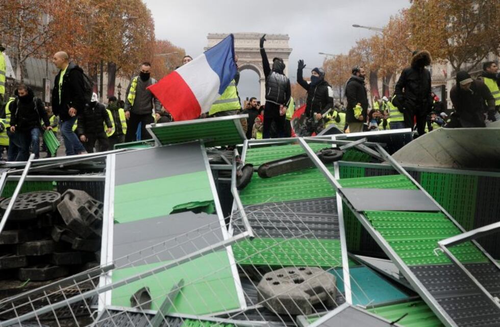 Paris: miles de manifestantes se enfrentaron con la Policía por el aumento de la nafta