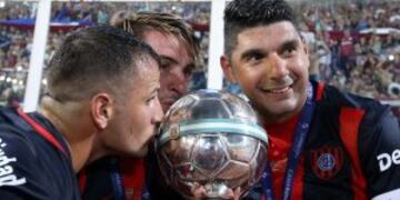 COR42 - CORDOBA (ARGENTINA), 10/02/2016.- (i-d) Julio Buffarini, Nestor Ortigoza y Franco Mussis de San Lorenzo, posan para las fotos tras su victoria ante Boca 4-0, hoy, miu00e9rcoles 10 de febrero de 2016, en un encuentro disputado en el estadio Mario Kempe