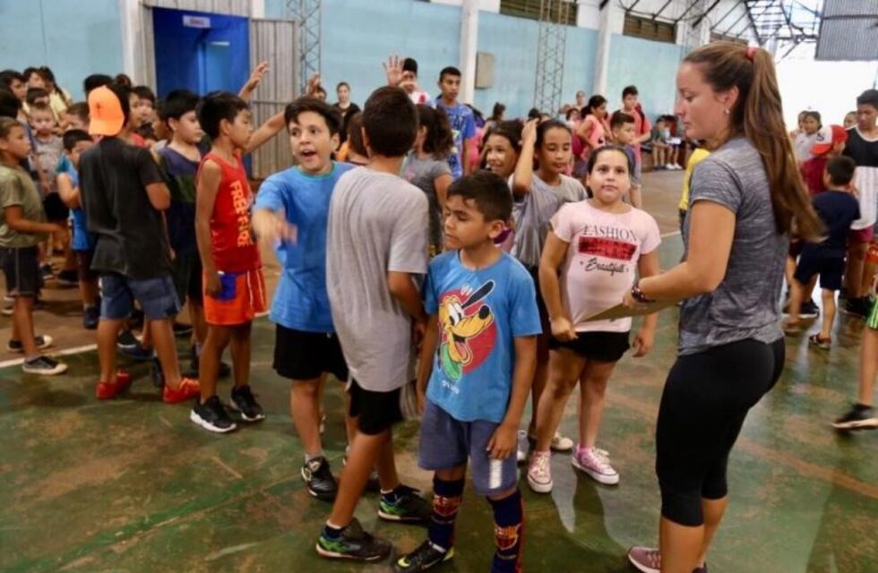 A pleno sol y con gran asistencia de chicos inició la Colonia de Vacaciones