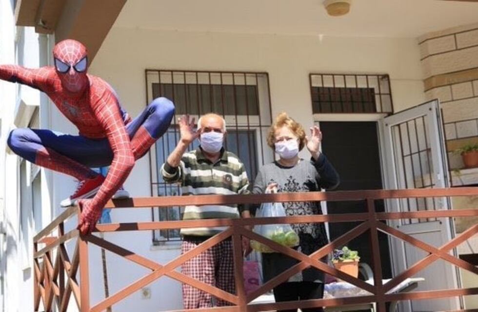 Un "Hombre Araña" se trepa a los balcones para llevar comida a los ancianos en cuarentena