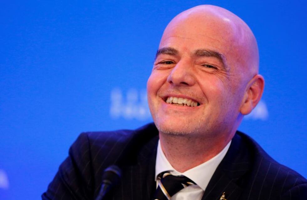 Filmaron al presidente de la FIFA, Gianni Infantino, pateando un córner y llovieron las burlas