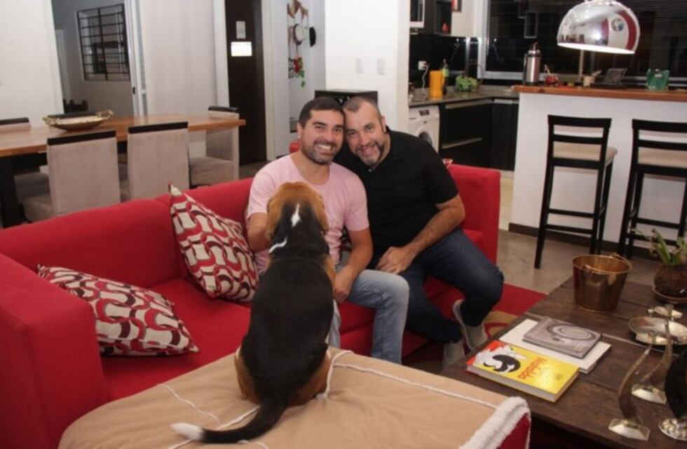 Un cura dejó los hábitos y se casó con un hombre