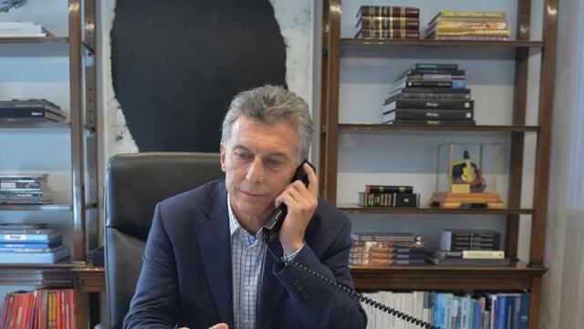 BAS001. BUENOS AIRES (ARGENTINA), 15/02/2017.- Fotografu00eda cedida por la Presidencia de Argentina del presidente de Argentina, Mauricio Macri, durante una conversaciu00f3n telefu00f3nica con el presidente de EE.UU., Donald Trump, hoy, miu00e9rcoles 15 de febrero de 2017, en Buenos Aires (Argentina). El presidente de EE.UU., Donald Trump, mantuvo hoy una charla telefu00f3nica con su par argentino, Mauricio Macri, en la que reiteru00f3 su invitaciu00f3n para que visite Washington y hablaron