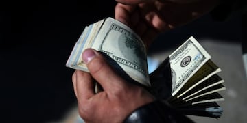 Forzado por el mercado, el Banco Central\nvolvió a vender y el dólar bajó apenas