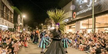 Comparsa Marí Marí en la calle\nCrédito: Comunicación Institucional