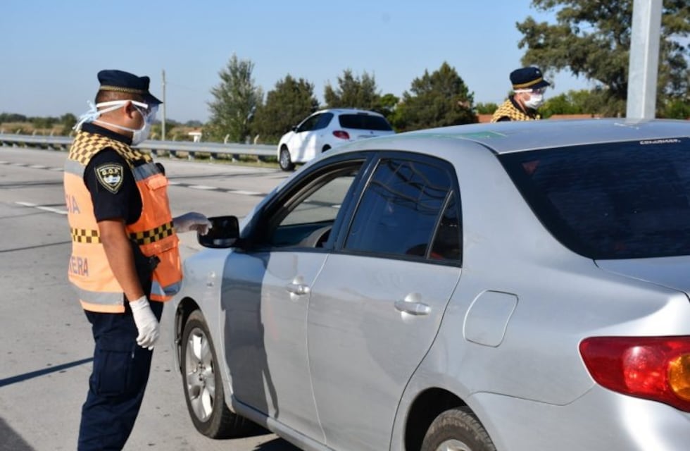 Se escondió en el baúl de un remis para visitar a su novio y fue detenida