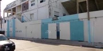 En una de las esquinas del estadio Miguel Sancho funcionaban las canchas de bochas\u002E Sin dar explicaciones, la conducción del club cerró el espacio que servía de contención y esparcimiento de muchos jubilados\u002E